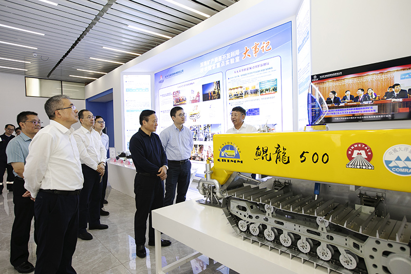 翁祖亮到長沙礦冶院開展調(diào)查研究